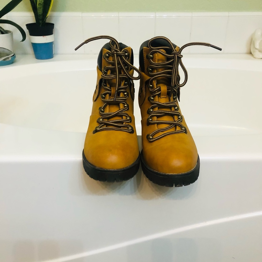Maurice’s work boots.